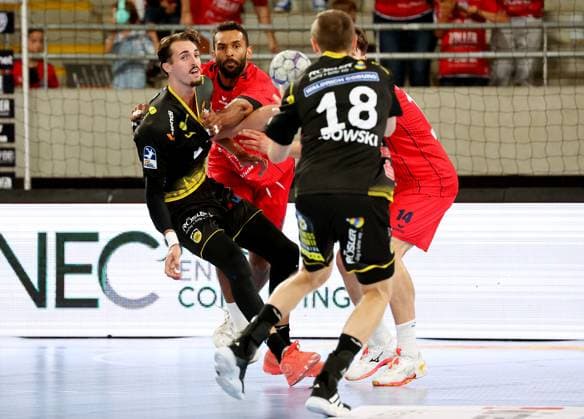 21 09 2025, Germany, Bietigheim, Handball 2 Bundesliga, SG BBM Bietigheim vs HSC 2000 Coburg, f l Mikael Helmersson HSC , Djibril M Bengue BBM , Arkadiusz Ossowski HSC , Fynn Luca Nicolaus BBM