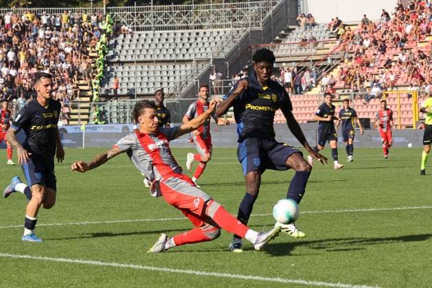 September 21, 2025, Cremona: US Cremonese s Romano Floriani Mussolini (L) competes for the ball with Parma Calcio s Abdoulaye Niakhate during the Italian Serie A soccer match between US Cremonesee vs Parma Calcio at the Renato Zini stadium in Cremona, Italy, 21 September 2025. ANSA Soccer: Serie A; Cremonese Vs Parma  - ZUMAa110 20250921_zaf_a110_094 Copyright: xDavidexCasentinix