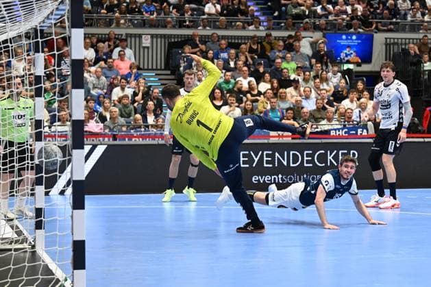 DAIKIN 1 Handball Bundesliga 25 26 5 Matchday Bergischer HC SG Flensburg Handewitt on 21 09 2025 at the Mitsubishi Electric Halle in Düsseldorf Yannik Fraatz 18 Bergischer HC overcomes goalkeeper Benjamin BuriÄ‡ 1 SG Flensburg Handewitt from the circle WD