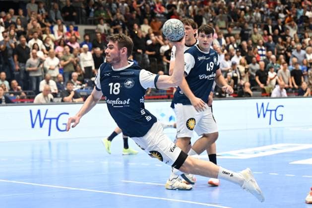 DAIKIN 1 Handball Bundesliga 25 26 5 Matchday Bergischer HC SG Flensburg Handewitt on 21 09 2025 at the Mitsubishi Electric Halle in Düsseldorf Yannik Fraatz 18 Bergischer HC asserts himself in the circle WD