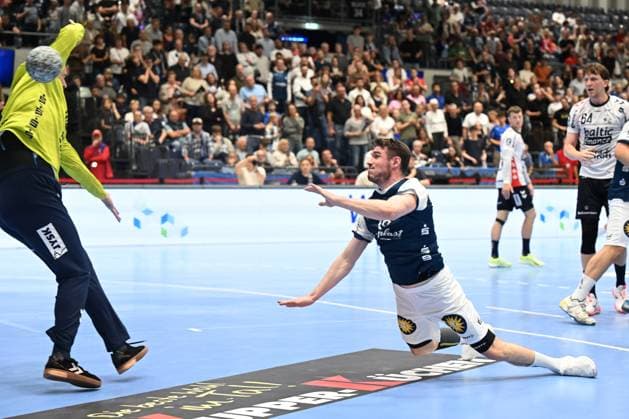 DAIKIN 1 Handball Bundesliga 25 26 5 Matchday Bergischer HC SG Flensburg Handewitt on 21 09 2025 at the Mitsubishi Electric Halle in Düsseldorf Yannik Fraatz 18 Bergischer HC makes his way around the circle and overcomes goalkeeper Benjamin BuriÄ‡ 1 SG Flensburg Handewitt WD
