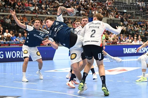 DAIKIN 1 Handball Bundesliga 25 26 5 Matchday Bergischer HC SG Flensburg Handewitt on 21 09 2025 at the Mitsubishi Electric Halle in Düsseldorf Elias Scholtes 4 Bergischer HC prevails against Simon Pitlick 2 SG Flensburg Handewitt WD
