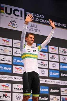 2025 UCI Road World Championships Picture by Chris Auld SWpix.com - 21 09 2025 - Cycling - 2025 UCI Road World Championships - BK Arena to Kigali Convention Centre, Kigali, Rwanda - Men Elite Individual Time Trial (ITT) Podium - Jay Vine (Australia) receiving the Silver Medal Copyright: x xSWpix.comx(t axPhotographyxHubxLtd)xChrisxAuld SWpix.comx SWP-3030-5400