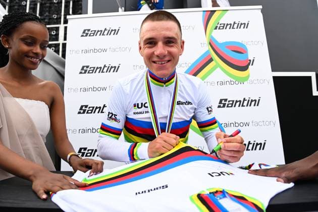 2025 UCI Road World Championships Picture by Alex Whitehead SWpix.com - 21 09 2025 - Cycling - 2025 UCI Road World Championships - BK Arena to Kigali Convention Centre, Kigali, Rwanda - Men Elite Individual Time Trial (ITT) Podium - Remco Evenepoel (Belgium) signing the Santini Rainbow Jersey Copyright: x xSWpix.comx(t axPhotographyxHubxLtd)xAlexxWhitehead SWpix.comx SWP-3030-5406