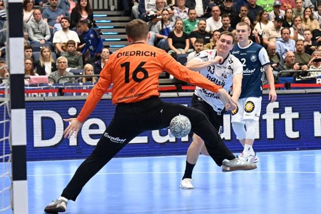 DAIKIN 1 Handball Bundesliga 25 26 5 Matchday Bergischer HC SG Flensburg Handewitt on 21 09 2025 at the Mitsubishi Electric Halle in Düsseldorf Domen Novak 63 SG Flensburg Handewitt successful against goalkeeper Lukas Diedrich 16 Bergischer HC WD
