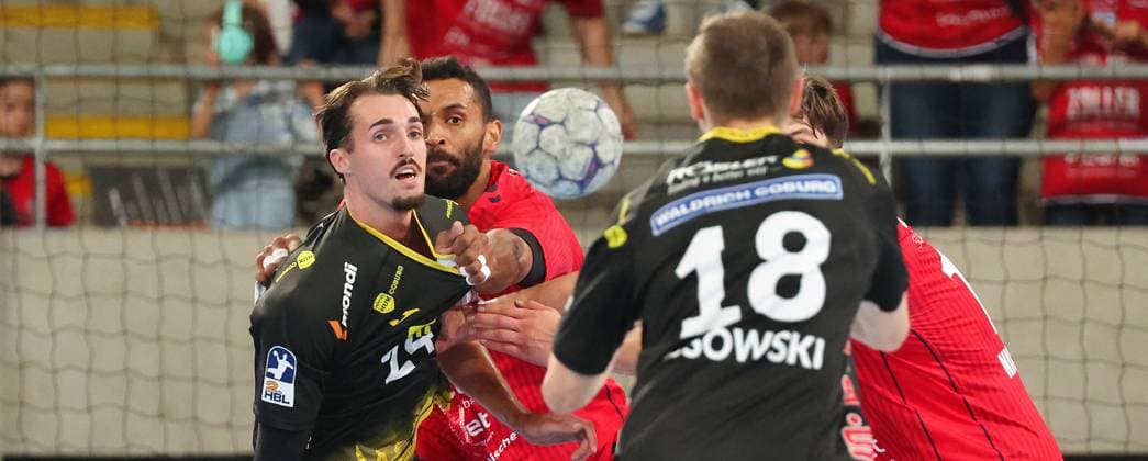 21.09.2025, Deutschland, Bietigheim, Handball 2. Bundesliga, SG BBM Bietigheim vs. HSC 2000 Coburg, v.l. Mikael Helmersson (HSC), Djibril M Bengue (BBM), Arkadiusz Ossowski (HSC), Fynn-Luca Nicolaus (BBM)