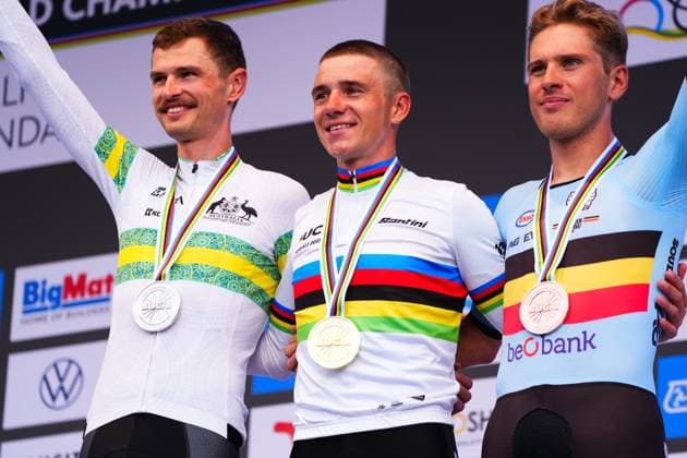 2025 UCI Road World Championships Picture by Zac Williams SWpix.com - 21 09 2025 - Cycling - 2025 UCI Road World Championships - BK Arena to Kigali Convention Centre, Kigali, Rwanda - Men Elite Individual Time Trial (ITT) Podium - Remco Evenepoel (Belgium) receiving the Gold Medal to become World Champion with Jay Vine (Australia) receiving the Silver Medal and Ilan van Wilder (Belgium) receiving the Bronze Medal Copyright: x xSWpix.comx(t axPhotographyxHubxLtd)xZacxWilliams SWpix.comx SWP-3030-5421