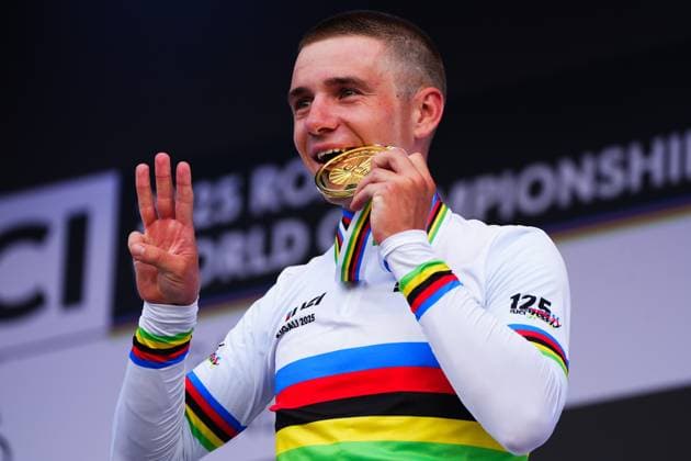 2025 UCI Road World Championships Picture by Zac Williams SWpix.com - 21 09 2025 - Cycling - 2025 UCI Road World Championships - BK Arena to Kigali Convention Centre, Kigali, Rwanda - Men Elite Individual Time Trial (ITT) Podium - Remco Evenepoel (Belgium) receiving the Gold Medal to become World Champion Copyright: x xSWpix.comx(t axPhotographyxHubxLtd)xZacxWilliams SWpix.comx SWP-3030-5422