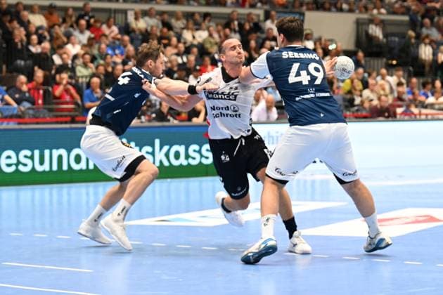 DAIKIN 1 Handball Bundesliga 25 26 5 Matchday Bergischer HC SG Flensburg Handewitt on 21 09 2025 in the Mitsubishi Electric Halle in Düsseldorf Gerdas Babarkas 14 Bergischer HC and Aron Seesing 49 Bergischer HC against Kent Robin Tonnesen 23 SG Flensburg Handewitt WD