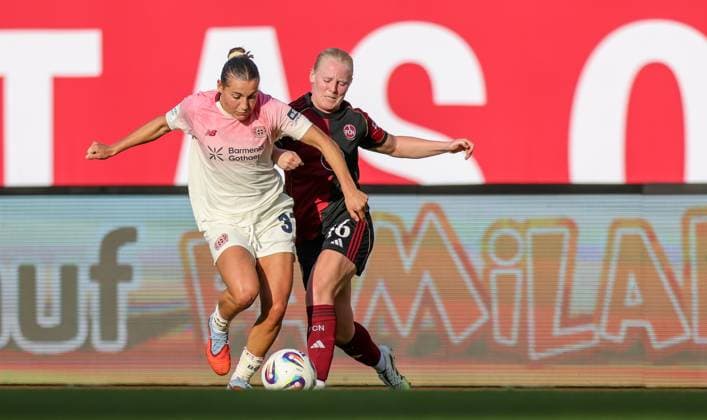 DEU, Nürnberg, FC Nürnberg vs Bayer Leverkusen, Google Pixel Bundesliga, DFB, Saison 2526, Max Morlock Stadion, 3 Spieltag, im Bild f l n r Carlotta Wamser Bayer Leverkusen 37 , Aleigh Gambone Nürnberg 16 DFB DFL REGULATIONS PROHIBIT ANY USE OF PHOTOGRAPHS AS IMAGE SEQUENCES AND OR QUASI VIDEO, 21 09 2025, Copyright: HMBxMedia HendrikxHamelau