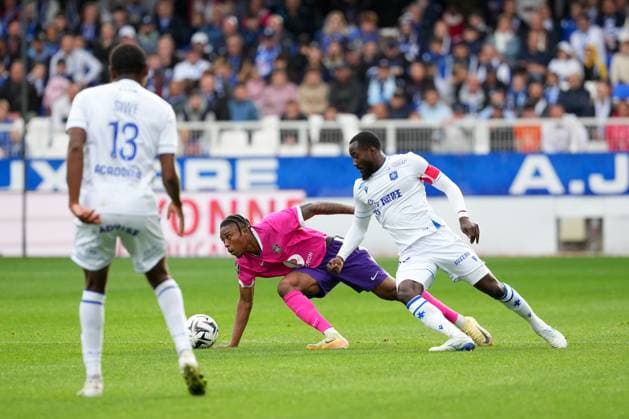 AJ Auxerre v Toulouse FC - Ligue 1 McDonald s 2025 2026 17 Abu FRANCIS (tfc) - 42 Elisha OWUSU (aja) during the Ligue 1 McDonald s match between Auxerre and Toulouse at Stade Abbe Deschamps on September 21, 2025 in Auxerre, France. Auxerre France  Copyright: xFEPx 776348131