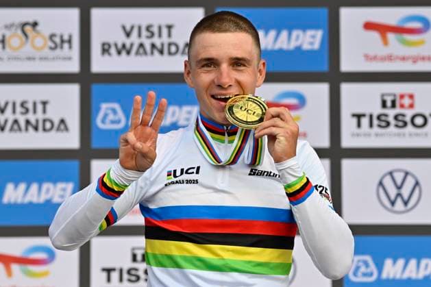 UCI 2025 Road World Championship, WM, Weltmeisterschaft Kigali 21 09 2025 KIGALI, RWANDA - SEPTEMBER 21 : Evenepoel Remco (BEL) celebrate the win during the Men Elite Individual Time Trial of the UCI Road World Championships 2025 92nd edition an UCI World Championships cycling race of 40.6 km with start in Kigali and finish in Kigali on September 21, 2025 in Kigali, Rwanda, 21 09 2025 Kigali Rwanda  Copyright: xJanxDexMeuleneirx