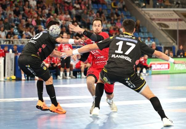 21 09 2025, Germany, Bietigheim, Handball 2 Bundesliga, SG BBM Bietigheim vs HSC 2000 Coburg, f l Tin Kontrec HSC , Dominik Claus BBM , Nejc Planinsek HSC