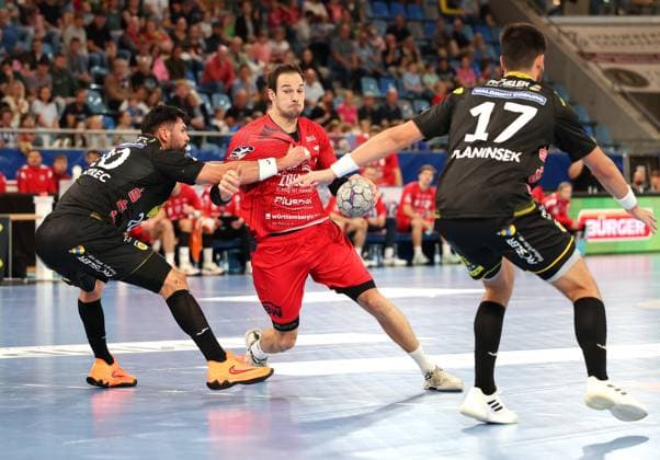 21 09 2025, Germany, Bietigheim, Handball 2 Bundesliga, SG BBM Bietigheim vs HSC 2000 Coburg, f l Tin Kontrec HSC , Dominik Claus BBM , Nejc Planinsek HSC