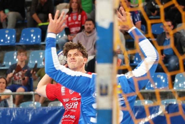 21 09 2025, Germany, Bietigheim, Handball 2 Bundesliga, SG BBM Bietigheim vs HSC 2000 Coburg, f l Fynn Luca Nicolaus BBM , Petros Boukovinas HSC