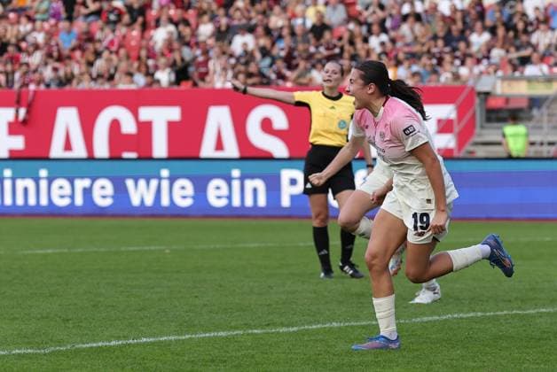 21 09 2025 Soccer season 2025 2026 1 Google Pixel Women Bundesliga 03 Matchday 1 FC Nürnberg FCN Club Clubfrauen Bayer 04 Leverkusen Sportfoto Zink DaMa xdaxma Jubel Freude Torjubel nach Tor zum 0 1 Loreen Bender 19, Bayer 04 Leverkusen und Mannschaft Team jubelt freue sich Torschütze Loreen Bender 19, Bayer 04 Leverkusen