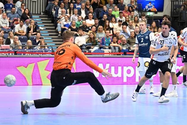 DAIKIN 1 Handball Bundesliga 25 26 5 Matchday Bergischer HC SG Flensburg Handewitt on 21 09 2025 at the Mitsubishi Electric Halle in Düsseldorf Aksel Horgen 27 SG Flensburg Handewitt successful against goalkeeper Lukas Diedrich 16 Bergischer HC WD