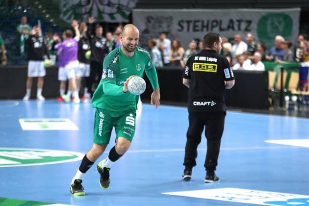 Handball DAIKIN HBL SC DHfK Leipzig vs THW Kiel 21 09 2025 In a good mood back Thomas Oehlrich 10, SC DHfK Leipzig Handball, DAIKIN HBL, 1 Bundesliga, Season 2025 2026, Matchday 5 SC DHfK Leipzig vs THW Kiel on 21 09 2025 at the Quarterback Immobilien Arena Leipzig Copyright: xBEAUTIFULxSPORTS JanxKaeferx