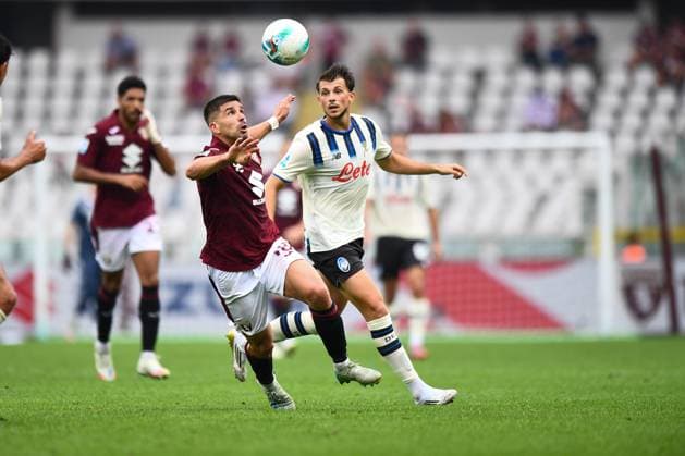 Torino™s Giovanni Simeone battles for the ball with Atalanta™s Marten de Roon during the Serie A soccer match between Torino and Atalanta at the Stadio Olimpico Grande Torino in Turin, north west Italy - Sunday, September 21, 2025. - Soccer.  Copyright: xAlbertoxGandolfo LaPressex