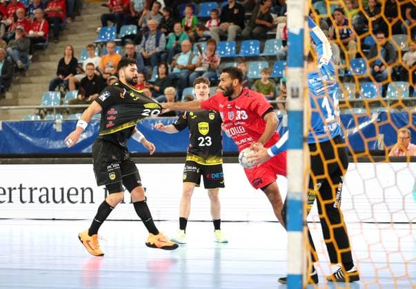 21 09 2025, Germany, Bietigheim, Handball 2 Bundesliga, SG BBM Bietigheim vs HSC 2000 Coburg, f l Tin Kontrec HSC , Djibril M Bengue BBM , Petros Boukovinas HSC