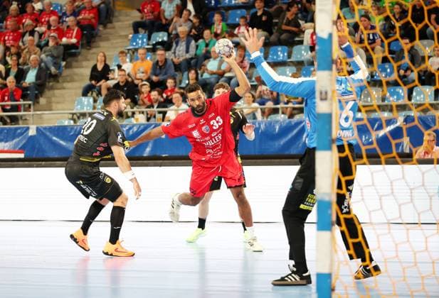 21 09 2025, Germany, Bietigheim, Handball 2 Bundesliga, SG BBM Bietigheim vs HSC 2000 Coburg, f l Tin Kontrec HSC , Djibril M Bengue BBM , Petros Boukovinas HSC
