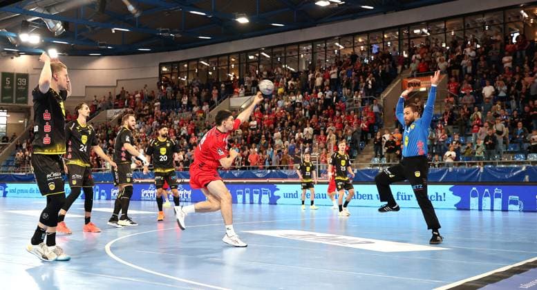 21 09 2025, Germany, Bietigheim, Handball 2 Bundesliga, SG BBM Bietigheim vs HSC 2000 Coburg, f l Moritz Strohsack BBM , Petros Boukovinas HSC , Overview Main Stand, Grandstand