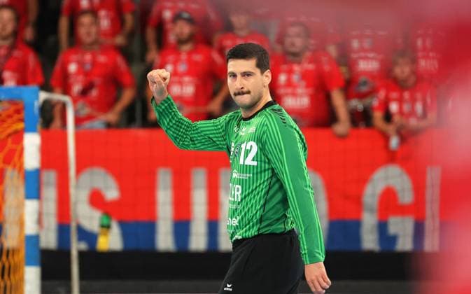 21 09 2025, Germany, Bietigheim, Handball 2 Bundesliga, SG BBM Bietigheim vs HSC 2000 Coburg, Martin Tomovski BBM cheers, cheers