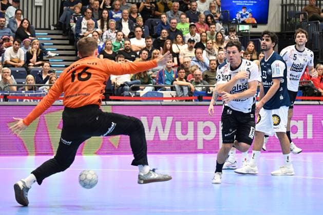 DAIKIN 1 Handball Bundesliga 25 26 5 Matchday Bergischer HC SG Flensburg Handewitt on 21 09 2025 at the Mitsubishi Electric Halle in Düsseldorf Aksel Horgen 27 SG Flensburg Handewitt successful against goalkeeper Lukas Diedrich 16 Bergischer HC WD