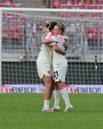 21 09 2025 Soccer season 2025 2026 1 Google Pixel Women Bundesliga 03 Matchday 1 FC Nürnberg FCN Club Clubfrauen Bayer 04 Leverkusen Sportfoto Zink DaMa xdaxma Cheering joy after the end of the match Carlotta Wamser 37, Bayer 04 Leverkusen Vanessa Fudalla 21, Bayer 04 Leverkusen