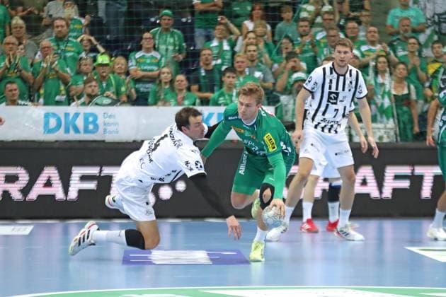 Handball DAIKIN HBL SC DHfK Leipzig vs THW Kiel 21 09 2025 Franz Semper 32, SC DHfK Leipzig secures the ball against Domagoj Duvnjak 4, THW Kiel Handball, DAIKIN HBL, 1 Bundesliga, Season 2025 2026, Matchday 5 SC DHfK Leipzig vs THW Kiel on 21 09 2025 at Quarterback Immobilien Arena Leipzig Copyright: xBEAUTIFULxSPORTS JanxKaeferx