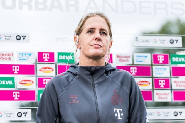 Google Pixel Frauen Bundesliga, 1 FC Köln VfL Wolfsburg 21 09 2025 Britta Carlson Trainerin 1 FC Köln im Magenta Sport Interview Google Pixel Frauen Bundesliga, 1 FC Köln VfL Wolfsburg Köln, Franz Kremer Stadion am 21 09 2025 DFB REGULATIONS PROHIBIT ANY USE OF PHOTOGRAPHS AS IMAGE SEQUENCES AND OR QUASI VIDEO Copyright: xBEAUTIFULxSPORTS Wunderlx
