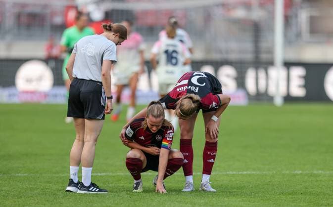 DEU, Nürnberg, FC Nürnberg vs Bayer Leverkusen, Google Pixel Bundesliga, DFB, Saison 2526, Max Morlock Stadion, 3 Spieltag, im Bild Enttäuschung bei Luisa Guttenberger Nürnberg 4 und Beatrix FördÅs Nürnberg 27 nach der Niederlage gegen Leverkusen DFB DFL REGULATIONS PROHIBIT ANY USE OF PHOTOGRAPHS AS IMAGE SEQUENCES AND OR QUASI VIDEO, 21 09 2025, Copyright: HMBxMedia HendrikxHamelau