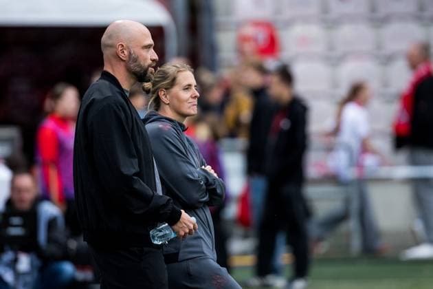 Google Pixel Frauen Bundesliga, 1 FC Köln VfL Wolfsburg 21 09 2025 Stephan Lerch Trainer VfL Wolfsburg and Britta Carlson Trainerin 1 FC Köln talk in the Warm Up Google Pixel Frauen Bundesliga, 1 FC Köln VfL Wolfsburg Köln, Franz Kremer Stadion am 21 09 2025 DFB REGULATIONS PROHIBIT ANY USE OF PHOTOGRAPHS AS IMAGE SEQUENCES AND OR QUASI VIDEO Copyright: xBEAUTIFULxSPORTS Wunderlx