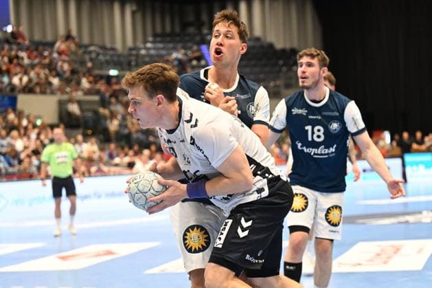 DAIKIN 1 Handball Bundesliga 25 26 5 Matchday Bergischer HC SG Flensburg Handewitt on 21 09 2025 at the Mitsubishi Electric Halle in Düsseldorf Lukas Jorgensen 25 SG Flensburg Handewitt prevails against Lars Kooij 15 Bergischer HC WD