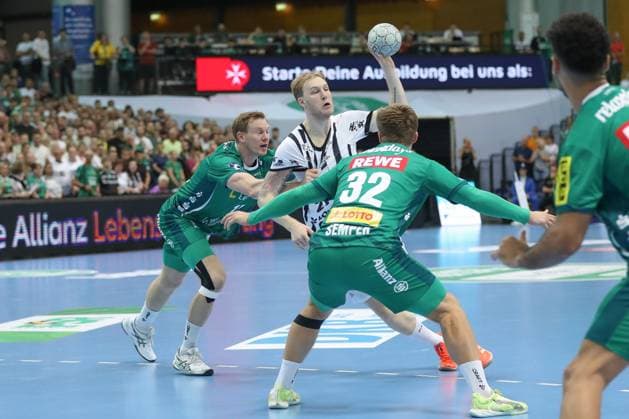 21 09 2025, xtgx, Handball Daikin HBL, SC DHfK Leipzig THW Kiel emspor, v l Adam Lonn Lönn, Leipzig, 15 , Eric Johansson Kiel, 21 duel, duel, fight, tackle Leipzig