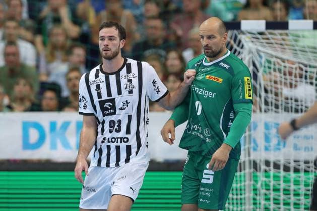 21 09 2025, xtgx, Handball Daikin HBL, SC DHfK Leipzig THW Kiel emspor, v l Veron Nacinovic Kiel, 93 , Thomas Oehlrich Leipzig, 10 duel, duel, fight, tackle Leipzig