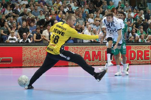 21 09 2025, xtgx, Handball Daikin HBL, SC DHfK Leipzig THW Kiel emspor, v l Lukas Zerbe Kiel, 24 throws goal, Torschuetze, scores goal, Treffer, scores the goal Leipzig