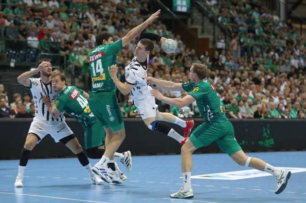 21 09 2025, xtgx, Handball Daikin HBL, SC DHfK Leipzig THW Kiel emspor, v l Marko Mamic Leipzig, 14 , Elias Ellefsen a Skipagotu Kiel, 71 , Adam Lonn Lönn, Leipzig, 15 duel, duel, fight, tackle Leipzig