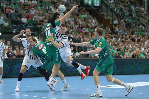 21 09 2025, xtgx, Handball Daikin HBL, SC DHfK Leipzig THW Kiel emspor, v l Marko Mamic Leipzig, 14 , Elias Ellefsen a Skipagotu Kiel, 71 , Adam Lonn Lönn, Leipzig, 15 duel, duel, fight, tackle Leipzig