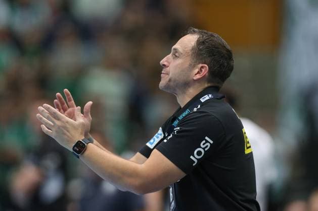 21 09 2025, xtgx, Handball Daikin HBL, SC DHfK Leipzig THW Kiel emspor, v l Raul Alonso Leipzig, coach gives instructions, gestures with arms, gesticulates, gives instructions Leipzig