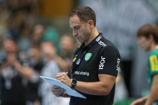 21 09 2025, xtgx, Handball Daikin HBL, SC DHfK Leipzig THW Kiel emspor, v l Raul Alonso Leipzig, Coach takes notes Leipzig