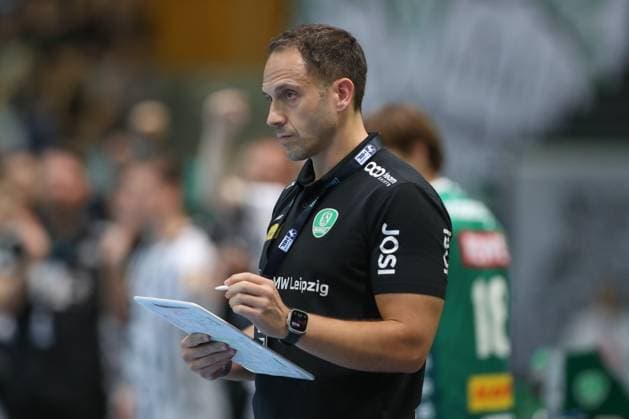 21 09 2025, xtgx, Handball Daikin HBL, SC DHfK Leipzig THW Kiel emspor, v l Raul Alonso Leipzig, Coach takes notes Leipzig