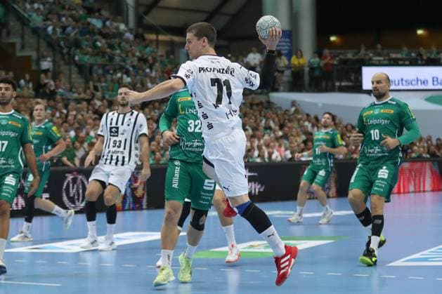 21 09 2025, xtgx, Handball Daikin HBL, SC DHfK Leipzig THW Kiel emspor, v l Elias Ellefsen a Skipagotu Kiel, 71 wirft Tor, Torschuetze, erzielt Tor, Treffer, scores the goal Leipzig