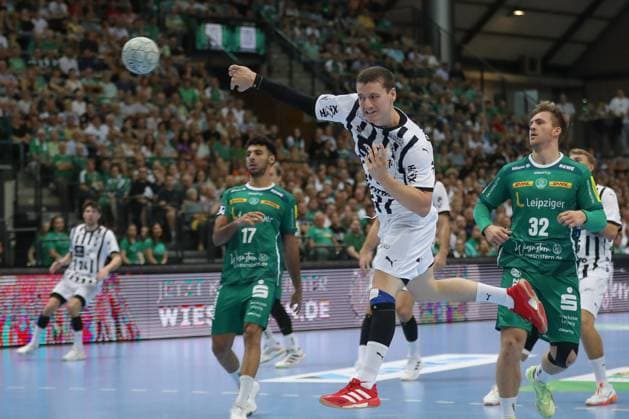 21 09 2025, xtgx, Handball Daikin HBL, SC DHfK Leipzig THW Kiel emspor, v l Elias Ellefsen a Skipagotu Kiel, 71 wirft Tor, Torschuetze, erzielt Tor, Treffer, scores the goal Leipzig