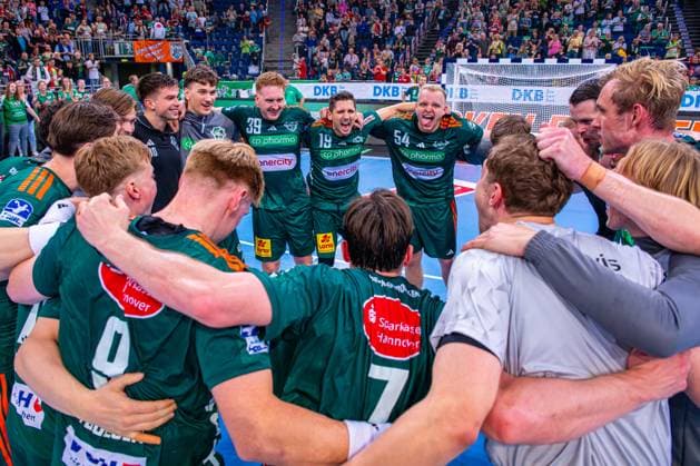 Renars Uscins TSV Hannover Burgdorf, No 10 Johannes Thiel TSV Hannover Burgdorf, No 46 Lukas Stutzke TSV Hannover Burgdorf, No 39 Marius Steinhauser TSV Hannover Burgdorf, No 19 Justus Fischer TSV Hannover Burgdorf, No 54 v l , TSV Hannover Burgdorf green vs Rhein Neckar Löwen yellow on Matchday 5 of the 2025 2026 season in the DAIKIN Handball Bundesliga 21 09 2025, ZAG Arena Hannover, GER , Copyright: xJanxGuentherx xTSVxHannover-Burgdorfx