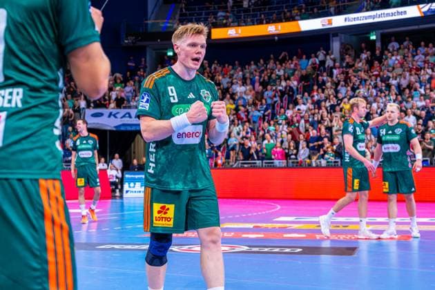 Vilhelm Poulsen TSV Hannover Burgdorf, No. 9 v l , TSV Hannover Burgdorf green against Rhein Neckar Löwen yellow on matchday 5 of the 2025 2026 season in the DAIKIN Handball Bundesliga 21 09 2025, ZAG Arena Hannover, GER , Copyright: xJanxGuentherx xTSVxHannover-Burgdorfx