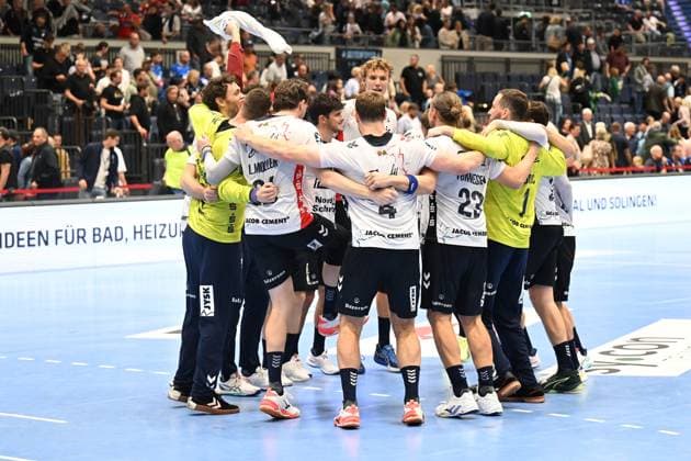 DAIKIN 1 Handball Bundesliga 25 26 5 Matchday Bergischer HC SG Flensburg Handewitt on 21 09 2025 in the Mitsubishi Electric Halle in Düsseldorf Flensburgs players are happy about the victory WD
