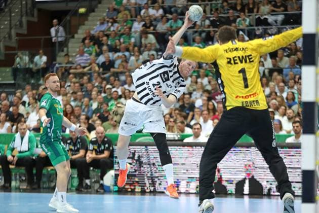Handball DAIKIN HBL SC DHfK Leipzig vs THW Kiel 21 09 2025 Eric Johansson 21, THW Kiel throws against goalkeeper Domenico Ebner 1, SC DHfK Leipzig Handball, DAIKIN HBL, 1 Bundesliga, Season 2025 2026, Matchday 5 SC DHfK Leipzig vs THW Kiel on 21 09 2025 at Quarterback Immobilien Arena Leipzig Copyright: xBEAUTIFULxSPORTS JanxKaeferx