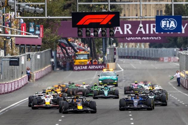 Formula 1 GP Baku Azerbaijan Sunday, 21 09 2025 Race start Max Verstappen 1, Oracle Red Bull Racing and Carlos Sainz 55, Williams Racing and Liam Lawson 30, Visa Cash App RB Formula One Team Formula 1 GP Baku Azerbaijan Sunday, 21 09 2025 Copyright: xBEAUTIFULxSPORTS Erlhofx