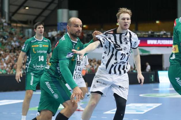 21 09 2025, xtgx, Handball Daikin HBL, SC DHfK Leipzig THW Kiel emspor, v l Thomas Oehlrich Leipzig, 10 , Eric Johansson Kiel, 21 duel, duel, fight, tackle Leipzig